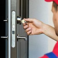 locksmith-fixing-a-door-1-aspect-ratio-1472-816